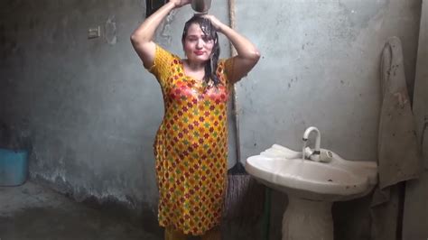 bhabhi bath video